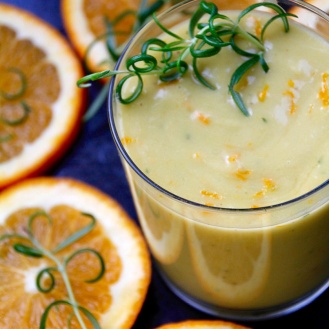 Appelsiini-rosmariini-smoothie