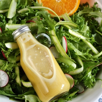 Parsa-retiisisalaatti ja appelsiininen salaatinkastike